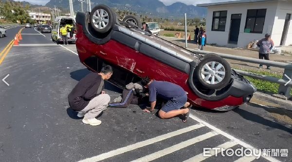 ▲老夫妻車輛翻覆，路旁施工人員合力救出。（圖／記者楊漢聲翻攝）