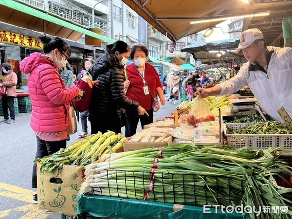 ▲快過年了，民眾上菜市場採買食材。（圖／記者楊惠琪攝）