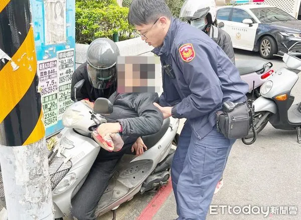 ▲桃園市鍾姓婦人昨天下午騎機車要到銀行換新鈔，卻突然自撞電線桿摔車，巡邏警方與路人見狀上前攙扶。（圖／記者沈繼昌翻攝）