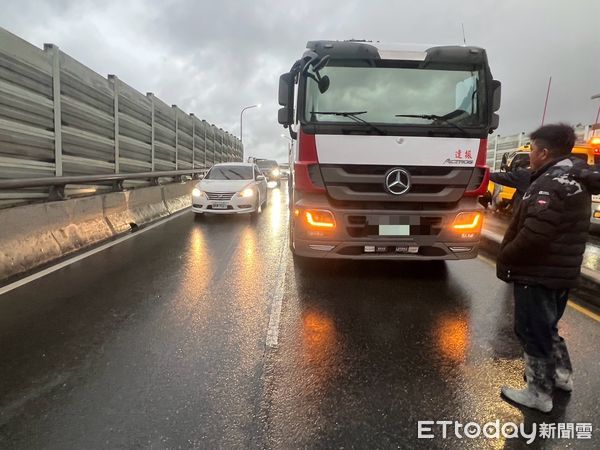 ▲▼小客車失控衝對向撞2車後翻覆，造成浮洲橋塞爆             。（圖／記者陳以昇翻攝）