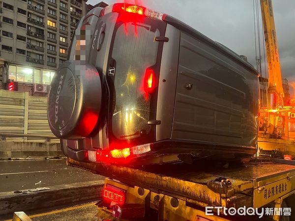 ▲▼小客車失控衝對向撞2車後翻覆，造成浮洲橋塞爆             。（圖／記者陳以昇翻攝）