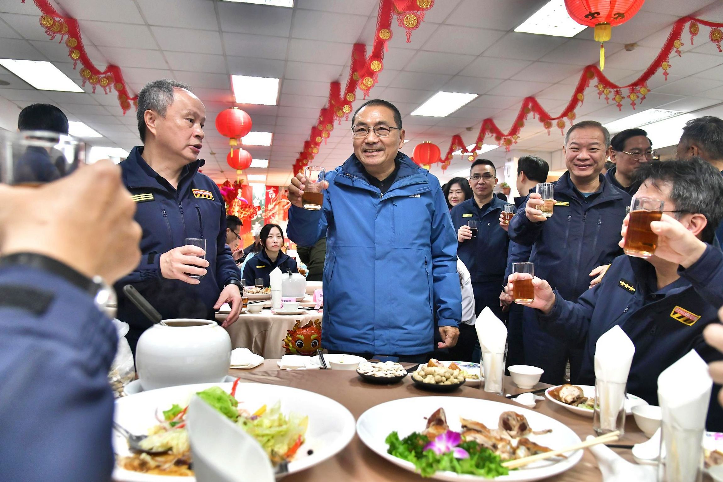 ▲侯友宜小年夜圍爐慰勞新北警。（圖／記者郭世賢翻攝）