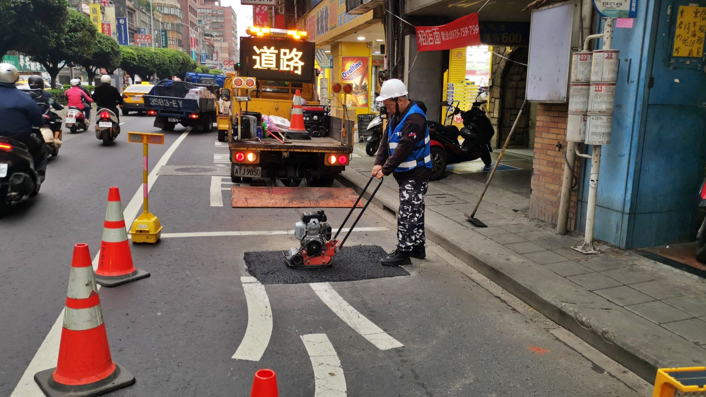 ▲春節道路維護不打烊 新北報馬仔不休息。（圖／新北市工務局提供）