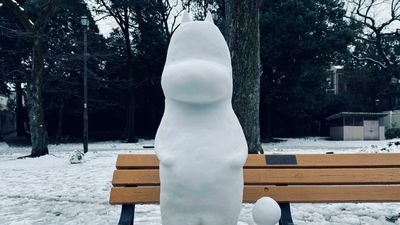 日本街頭驚見神人做「嚕嚕米雪雕」　站公園椅子上萌翻路人