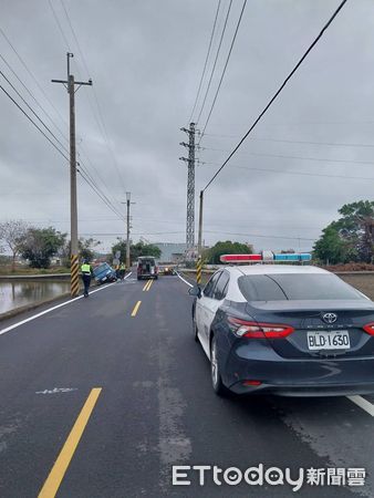 ▲▼苑裡鎮社苓里田中3路與田中2路口，８日上午小貨車與機車擦撞，小貨車跌落田裡，機車騎士則當場沒有生命跡象。（圖／記者蔡文淵翻攝）