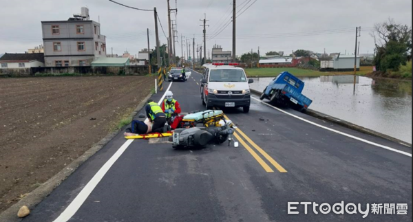 ▲▼苑裡鎮社苓里田中3路與田中2路口，８日上午小貨車與機車擦撞，小貨車跌落田裡，機車騎士則當場沒有生命跡象。（圖／記者蔡文淵翻攝）