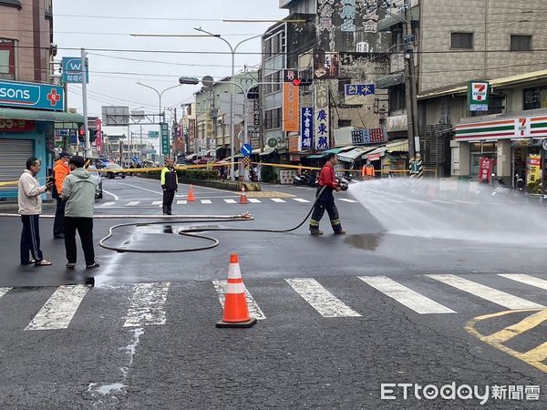 ▲台南市六甲區中山路與中正路路口六甲菜市場前，發生瓦斯漏氣案，路口地面冒泡且隆起，附近飄出陣陣瓦斯味，消防人員及警方派員戒護幸未釀災。（圖／記者林東良翻攝，下同）