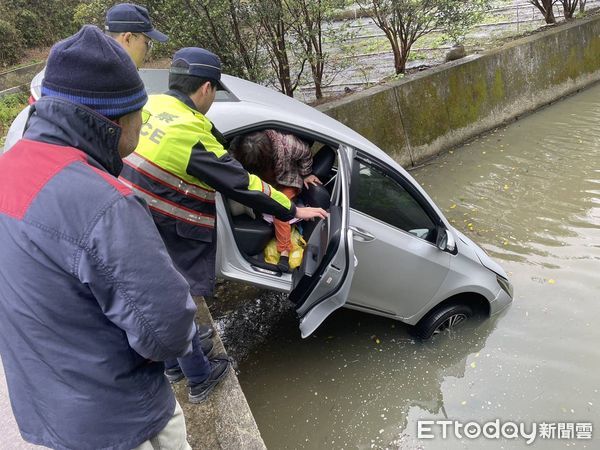 ▲▼桃園婦開車外出訪友，開進大排水溝裡。（圖／記者沈繼昌翻攝）