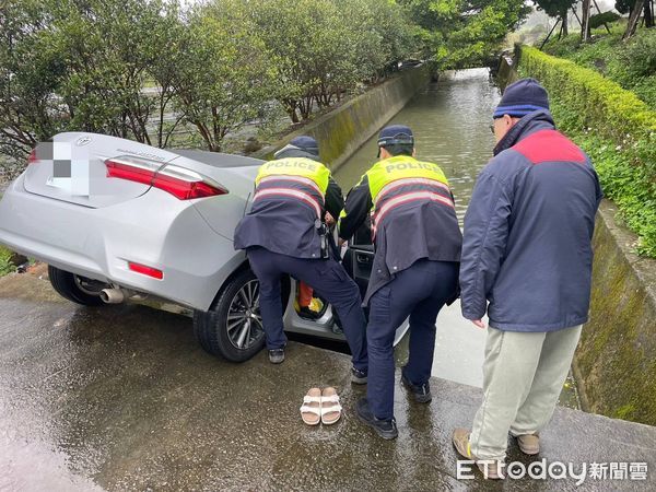 ▲▼桃園婦開車外出訪友，開進大排水溝裡。（圖／記者沈繼昌翻攝）