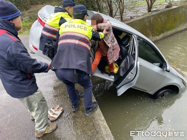 ▲▼桃園婦開車外出訪友，開進大排水溝裡。（圖／記者沈繼昌翻攝）