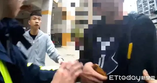 ▲▼周姓男子（灰外套）當天原本是勸架的腳色，但警方追出周可能是共犯。（圖／記者邱中岳翻攝）