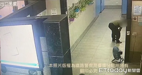 ▲鐵路警察局台南分駐所，查獲吳嫌涉嫌侵占王姓被害人皮包內的現金。（圖／記者林東良翻攝，下同）