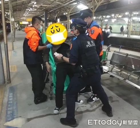 ▲鐵路警察局台南分駐所沈姓巡佐、李姓警員，協助何姓民眾救護送醫，幸無大礙。（圖／記者林東良翻攝）