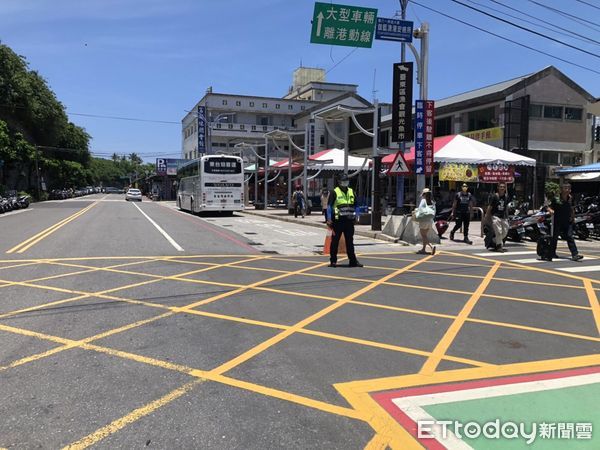 ▲富岡地區實施「單行道」交通疏導及道路管制。（圖／記者楊漢聲翻攝）