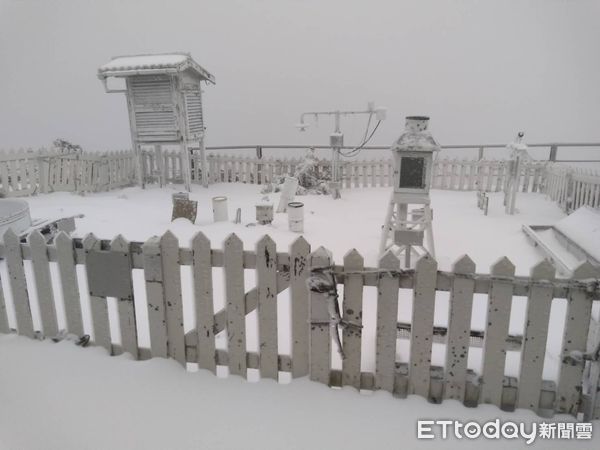 ▲玉山群峰今降雪。（圖／玉山氣象站提供，翻攝「玉山國家公園」臉書粉專）