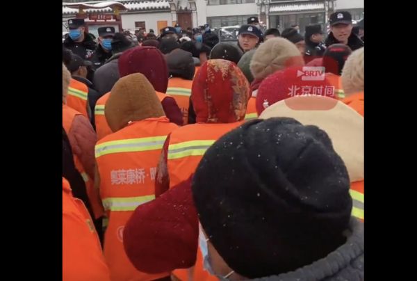 ▲河南夏邑一群清潔工人頂著風雪聚集在當地財政局外，要求發放薪水。（圖／翻攝北京時間）