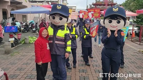 ▲「警察大頭娃娃」關山年貨大街防詐交安宣導。（圖／記者楊漢聲翻攝）