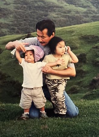 ▲▼施明德與女兒們的合照。（圖／翻攝臉書）