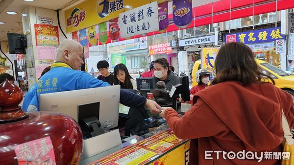 ▲民眾到彩券行試手氣，大樂透春節加碼交易熱絡示意照。（圖／記者呂佳賢攝）