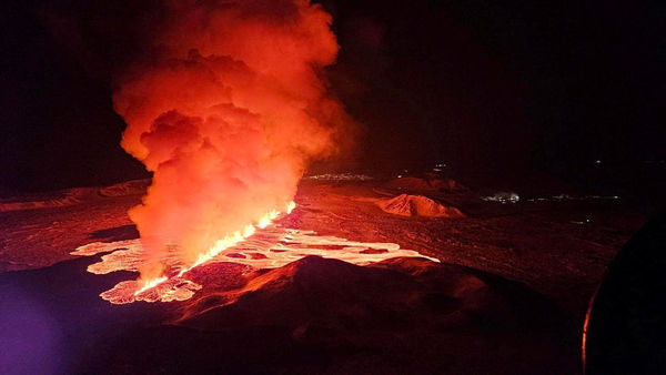 ▲▼冰島西南部雷克雅內斯半島（Reykjanes）2024年2月8日火山爆發，噴出熔岩和火山灰。（圖／路透）