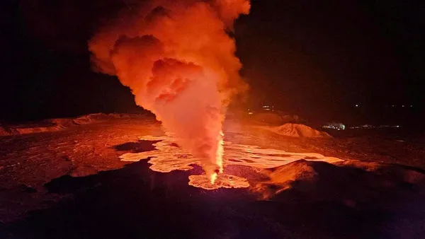 ▲▼冰島西南部雷克雅內斯半島（Reykjanes）2024年2月8日火山爆發，噴出熔岩和火山灰。（圖／路透）
