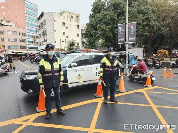 ▲年貨大街首日採買人潮大爆發，斗六警即時疏導車流。（圖／記者蔡佩旻翻攝）