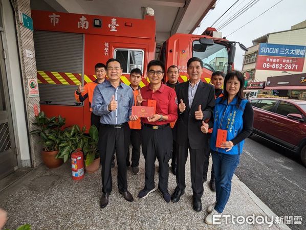 ▲台南市消防之友會第一辦事處處長陳志宏偕同消防局一大隊長陳博文等人，至消防局第一大隊新營、柳營、鹽水、後壁、白河、東山、東原、關嶺分隊實施春節慰問。（圖／記者林東良翻攝，下同）