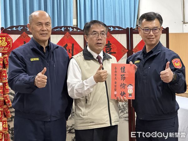 ▲台南市長黃偉哲小年夜晚上，在台南市警局長廖宗山及善化分局分局長陳俊凱等陪同下，至善化分局新市分駐所慰問員警工作辛勞。（圖／記者林東良翻攝，下同）