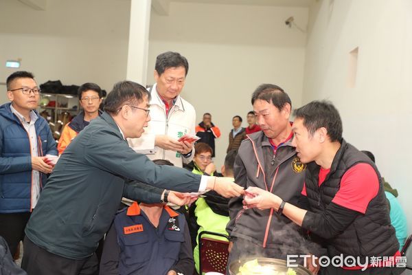 ▲台南市長黃偉哲8日傍晚前往消防局山上分隊，與市議員李偉智、陳碧玉等人一同和消防人員小年夜圍爐，感謝消防人員讓市民可以高枕無憂、平安過好年。（圖／記者林東良翻攝，下同）