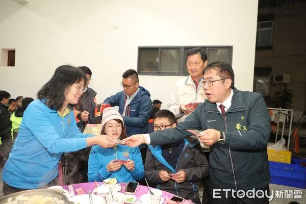 ▲台南市長黃偉哲8日傍晚前往消防局山上分隊，與市議員李偉智、陳碧玉等人一同和消防人員小年夜圍爐，感謝消防人員讓市民可以高枕無憂、平安過好年。（圖／記者林東良翻攝，下同）