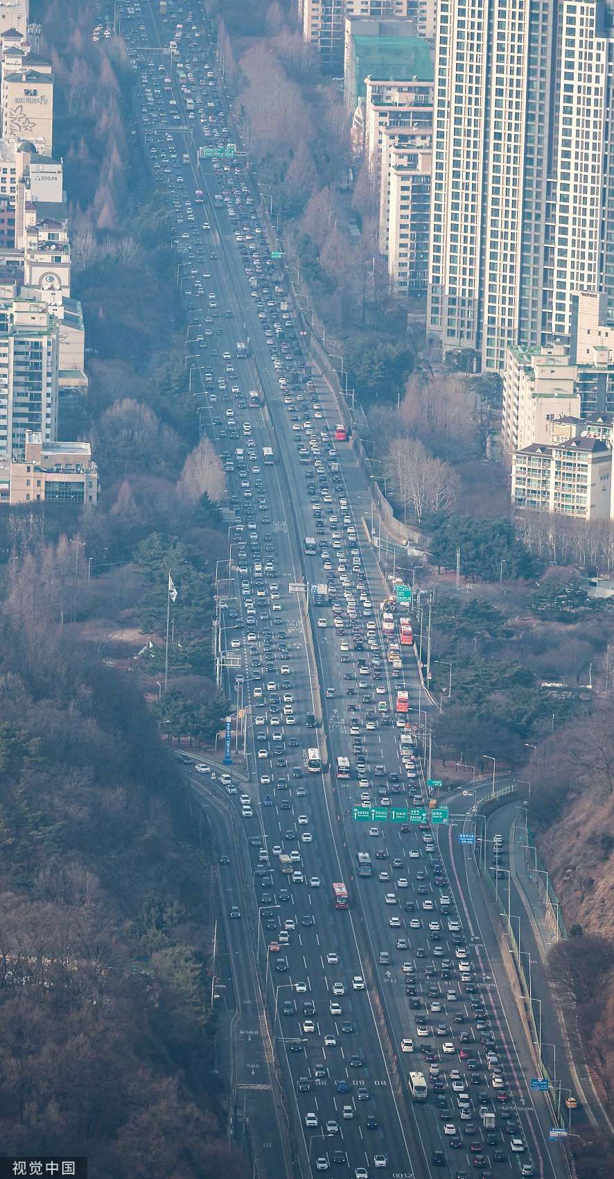 ▲▼南韓8日各地湧現春節返鄉人潮、返鄉車潮，京釜高速公路8日下午已經塞車，金浦機場停車場塞爆。（圖／CFP）