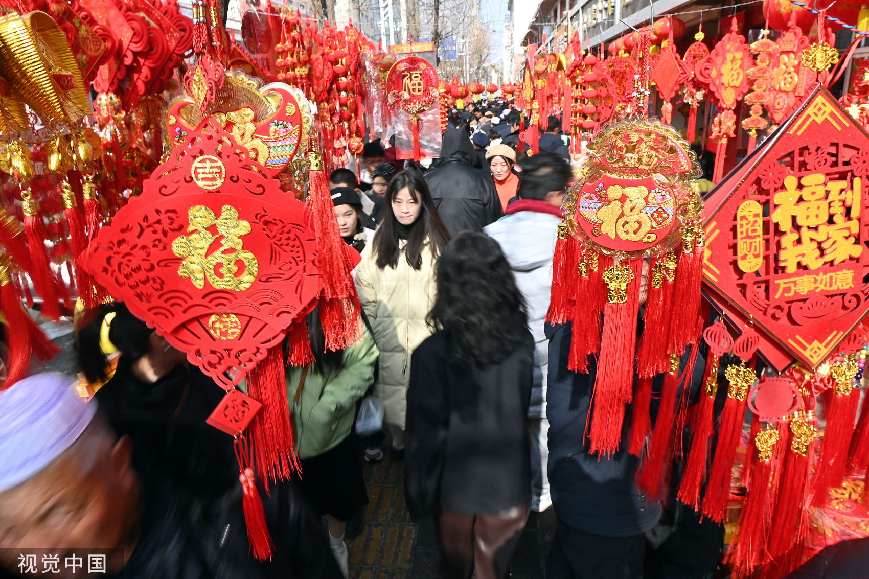 ▲農曆春節到來，民眾上街採辦年貨。（圖／CFP）