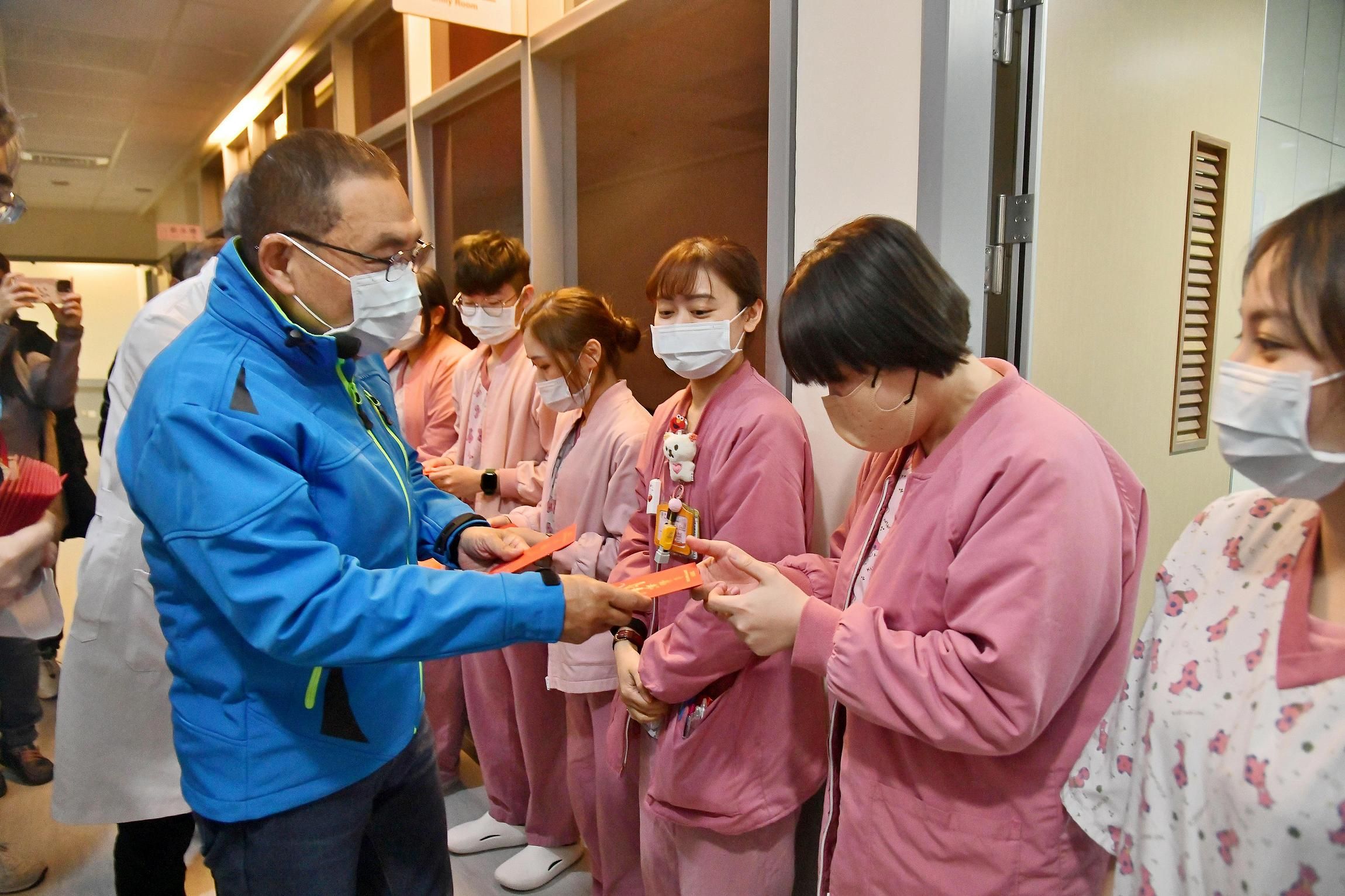 ▲侯友宜慰問新北聯醫除夕留守同仁。（圖／新北市新聞局提供）