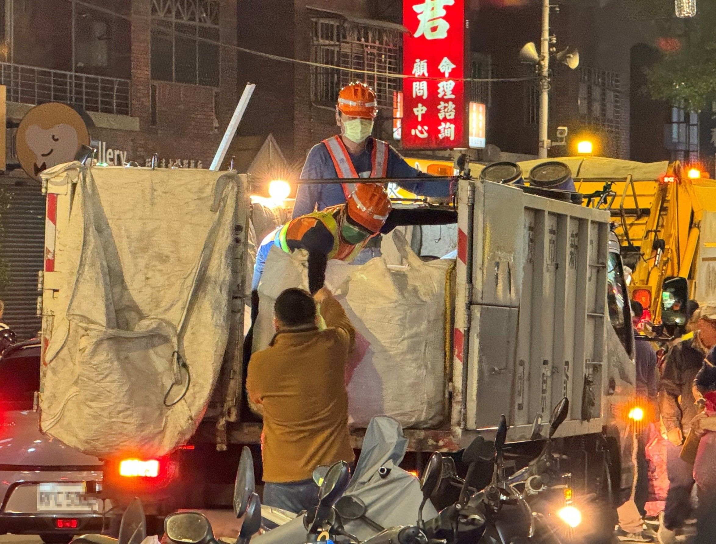 ▲新北垃圾增5成 清潔隊除夕清運3436公噸。（圖／記者郭世賢翻攝）