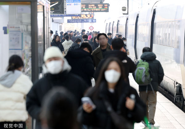 ▲▼南韓8日各地湧現春節返鄉人潮、返鄉車潮，京釜高速公路8日下午已經塞車，金浦機場停車場塞爆。（圖／CFP）