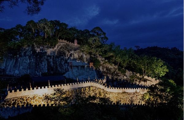 ▲大馬鬼才黃明志新歌《龍的傳人》，不只MV狂吸約700萬次觀看，拍攝場景台南「台灣萬里長城」景點也跟著爆紅。（林務局長提供，下同）