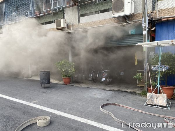 ▲台南市鹽水區清湶路一棟透天民宅，9日上午發生住宅火警，消防人員到場全力撲滅火勢，並平安救出一對受困男子，未有人員傷亡。（圖／民眾提供，下同）