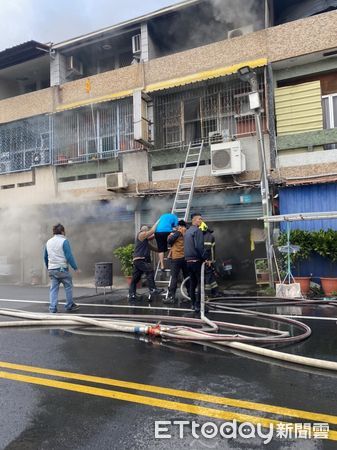 ▲台南市鹽水區清湶路一棟透天民宅，9日上午發生住宅火警，消防人員到場全力撲滅火勢，並平安救出一對受困男子，未有人員傷亡。（圖／民眾提供，下同）