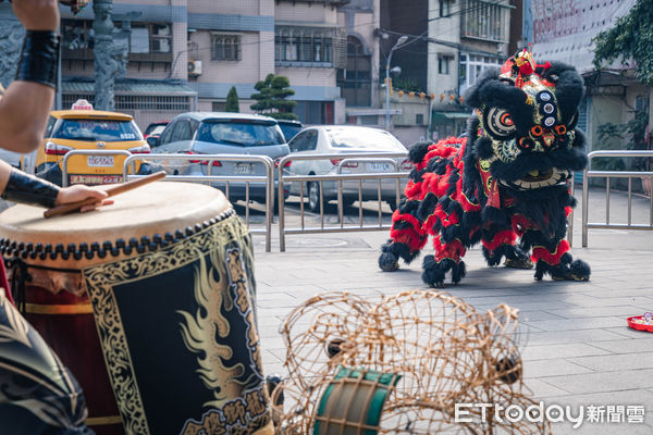 ▲▼   朱立倫學舞龍舞獅  。（圖／國民黨文傳會提供）