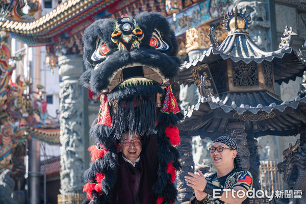 ▲▼   朱立倫學舞龍舞獅  。（圖／國民黨文傳會提供）