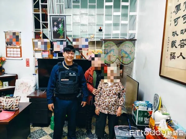 ▲屏東警分局海豐派出所警員許家瑋找到鄭姓阿嬤            。（圖／記者陳崑福翻攝）