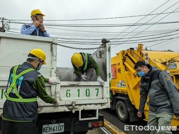 ▲▼  嘉義縣長翁章梁慰勞清潔隊員 籲民眾做好垃圾分類  。（圖／嘉義縣政府提供）