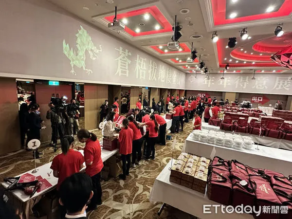 ▲台北福華大飯店動員超過五十位現場工作人員，為提領年菜的客人服務（圖／業者提供）