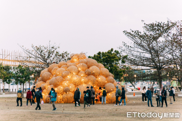 ▲2024台灣燈會安平燈區，從大年初一到初四連續4天還有無人機及雷射燈光秀空中展演，元宵節後還有台灣國際蘭展也將展開，黃偉哲歡迎大家春節年假一起來台南走春。（圖／記者林東良翻攝，下同）