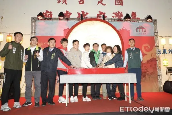 ▲台南市中西區公所與台灣府城隍廟共同辦理融合傳統與現代的「珠璣天算」主題燈會，市長黃偉哲、立委陳亭妃等人，除夕夜特別出席啟燈儀式。（圖／記者林東良翻攝，下同）