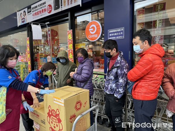 ▲▼全聯開賣福袋，門市湧現人潮。（圖／全聯提供）