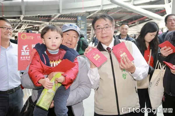 ▲台南市長黃偉哲10日大年初一，驚喜現身高鐵台南站剪票口，發送龍年紅包祝福返鄉遊子「龍喜利來」，現場旅客紛紛與市長熱情合影。（圖／記者林東良翻攝，下同）