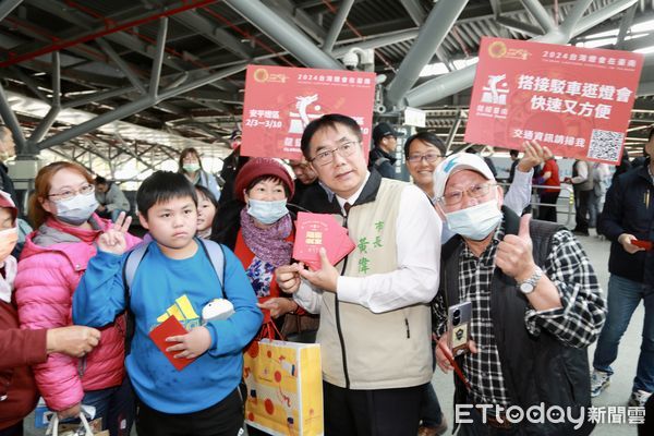 ▲台南市長黃偉哲10日大年初一，驚喜現身高鐵台南站剪票口，發送龍年紅包祝福返鄉遊子「龍喜利來」，現場旅客紛紛與市長熱情合影。（圖／記者林東良翻攝，下同）