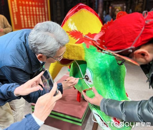 ▲大年初一，台南正統鹿耳門聖母廟，進行春牛‧芒神開光點眼儀式，由文化局長謝仕淵主持開光儀式。（圖／記者林東良翻攝，下同）