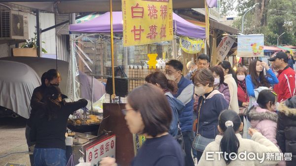 ▲台南市區各商圈及古蹟景點紛紛湧現走春人潮，根據觀旅局統計，安平燈區已創下逾100萬參觀人次，初估能帶動商圈內店家營業額成長五成以上。（圖／記者林東良翻攝，下同）